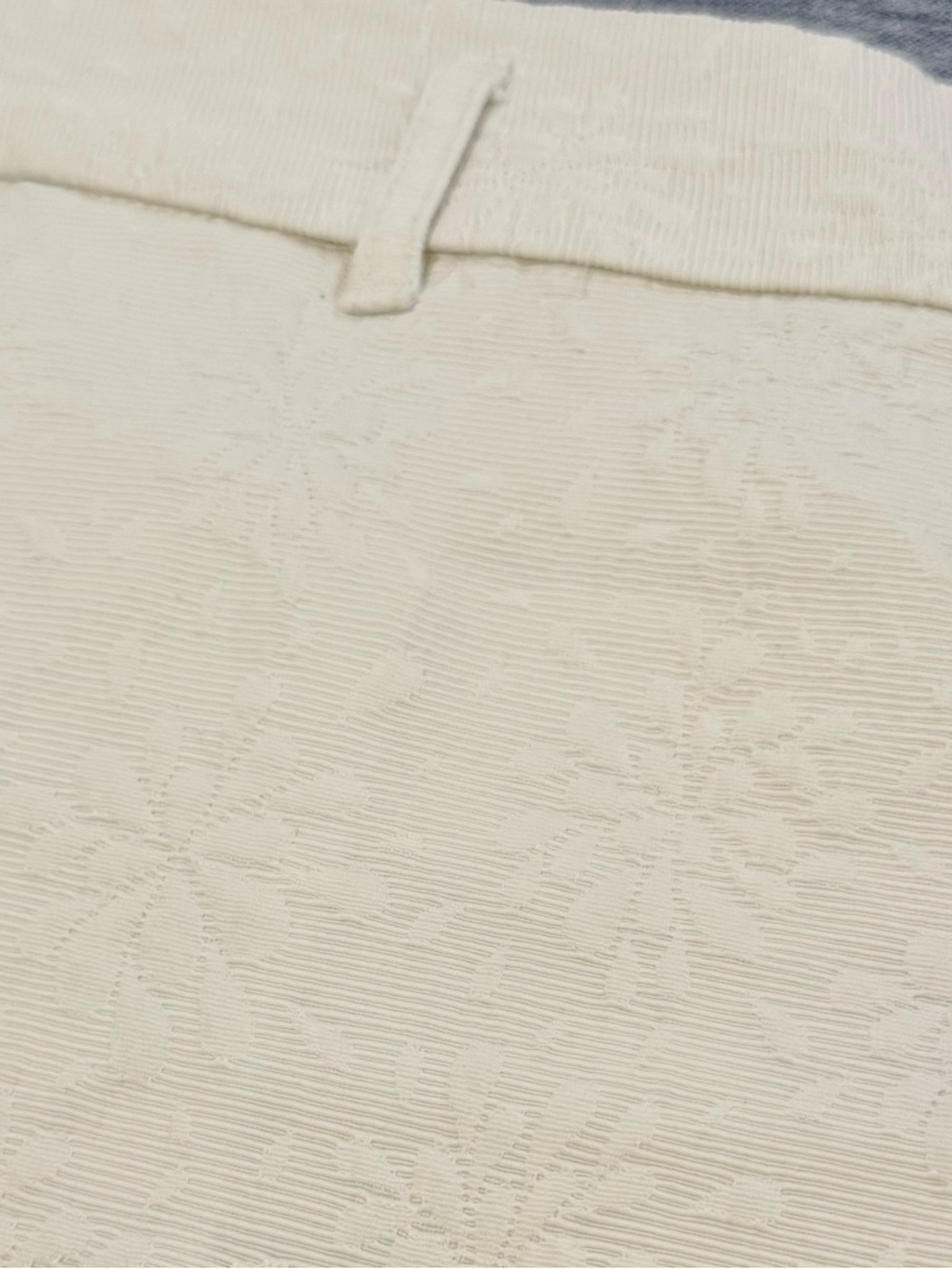 Elegant High-Rise Cream Floral Textured Women's Shorts - Picture 4 of 8